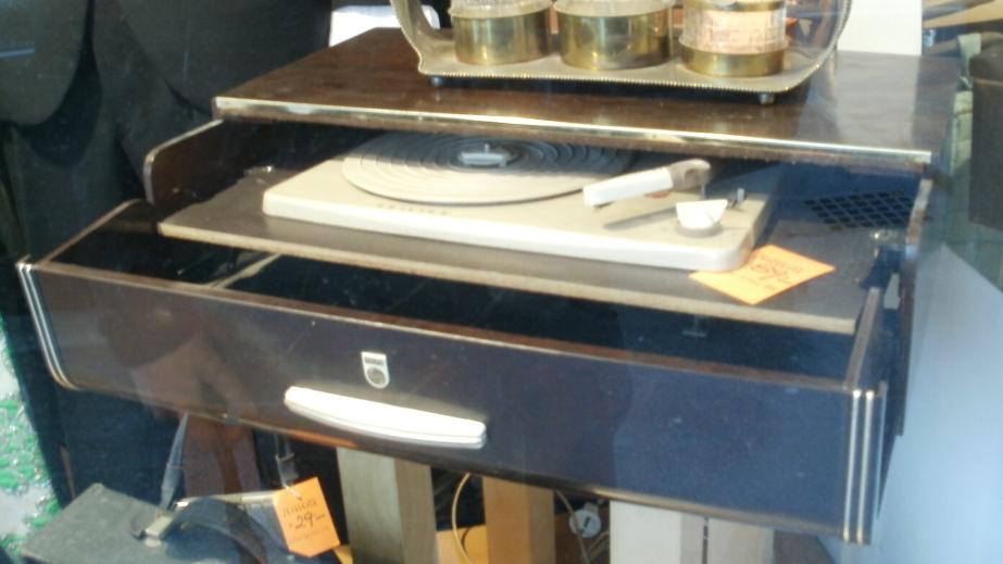 Auslage Plattenspieler 1 vor der 300. Sendung von Pirnis Plattenkiste